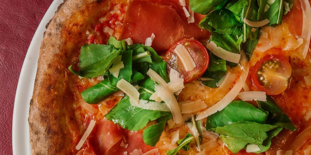 Mr Lenha_ Pizza Parma e Rúcula_Pomodoro pelati, mozzarela, parma, rúcula, tomate cereja e grana padano em lasca_Oseias Barbosa