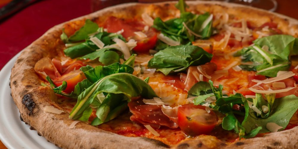 Mr Lenha_ Pizza Parma e Rúcula_Pomodoro pelati, mozzarela, parma, rúcula, tomate cereja e grana padano em lasca_Oseias Barbosa2